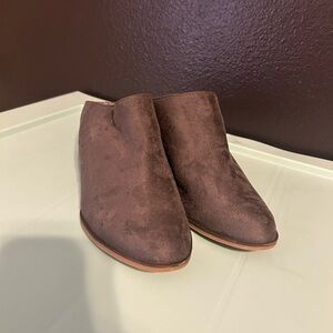 Chinese Laundry Suede Heels opened back size Women’s 6.5 / euro 37